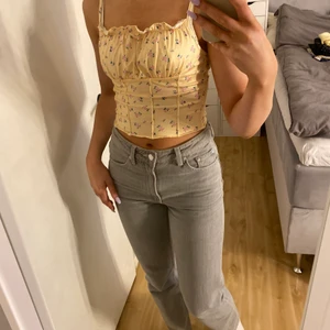 Gult linne med blommor - Jättegulligt gult linne med blommor från shein i storlek xs🥰 Säljer pga att jag ej har användning av det