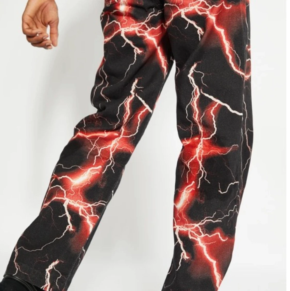 Svarta jeans med röda blixtar - 90