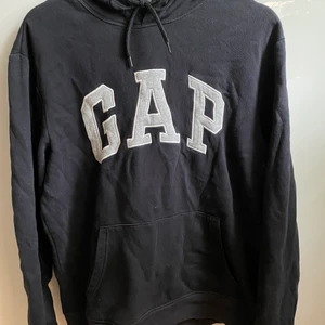 GAP hoodie svart/grå/vit, storlek M - Inte använd så mycket, mest legat i garderoben och varit vägen. Hyfsat bra skick, inga skador. (Kan dock behövas strykas)