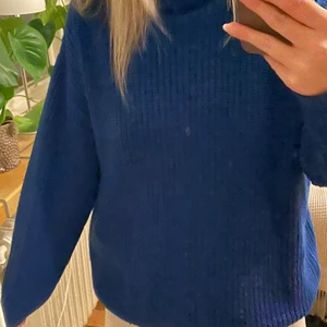Blå stickad tröja - Storlek XS, från HM🌟 Frakt tillkommer på 50kr💜💜