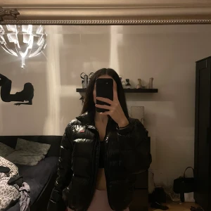 levis jacka - nytt skick!! man kan justera den genom röda trådar. så den blir mer kortare