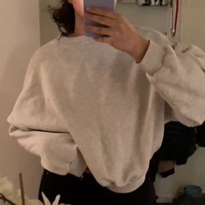 Sweatshirt - Oanvänd sweatshirt från Nelly!❤️‍🔥🤍