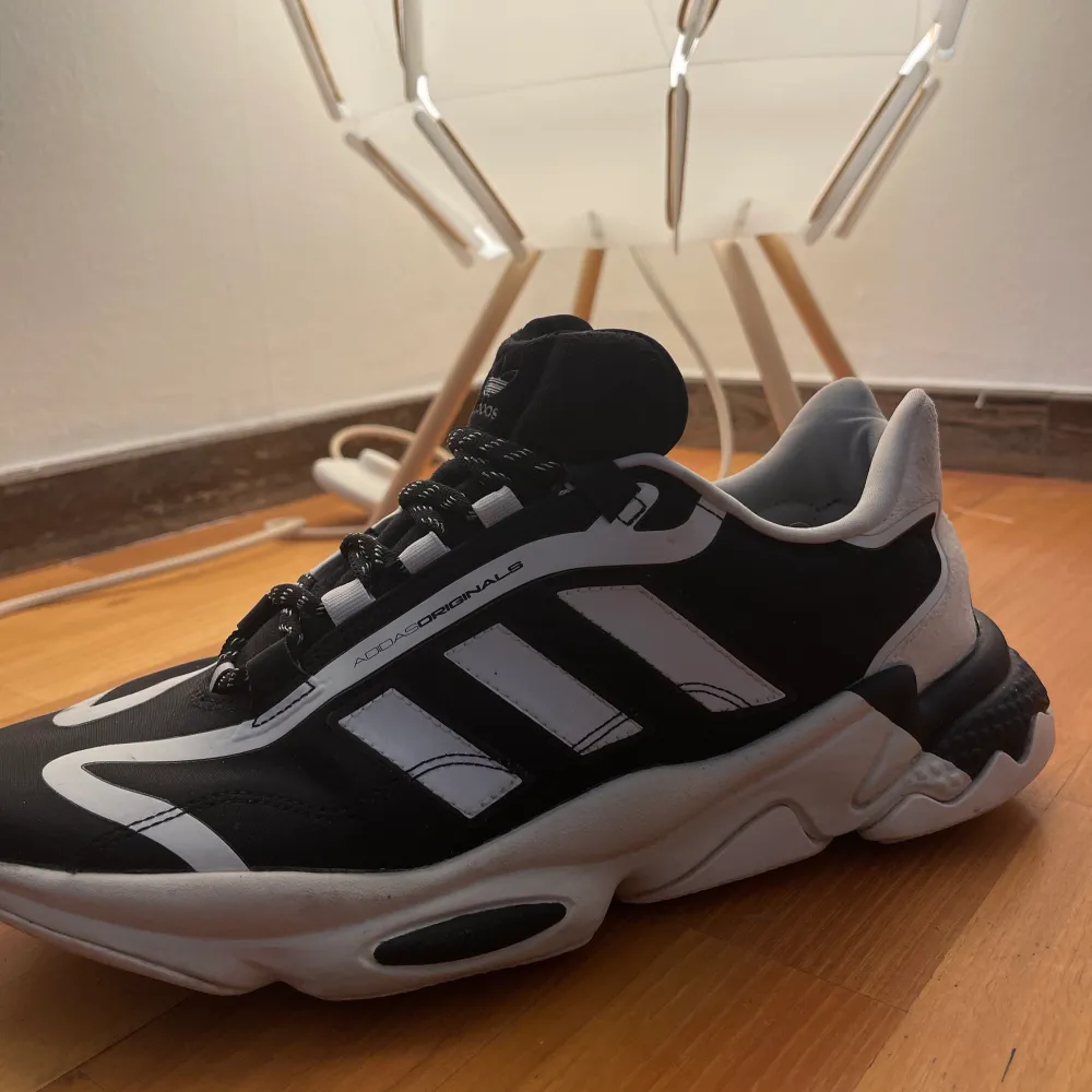 Size : EU 43 - Adidas Ozweego Pure 'White Black' Chalk White/Core Black/Cloud White G57949 - Super comfy shoes . Condition : Perfect 🔥🔥. Skor.