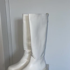 stövlar storlek 36 - helt nya stövlar i storlek 36. endast testade inomhus! 