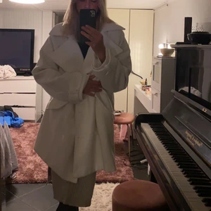 Nakd vit kapp - Vit kapp från NA-KD🤍Super fin och aldrig använd! Har en liknande sedan innan och därför inte fått någon användning för denna tyvärr!