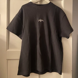 Ny tisha unisex - Storlek medium, aldrig använd 