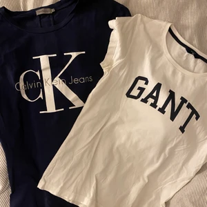 Ck och Gant t-shirt i pack, äkta! - Säljer ett pack med en marinblå Calvin Klein t-shirt och en vit Gant t-shirt med marinblå text. Båda är äkta och är i strl S🤍