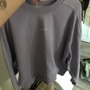 Tröja - En snygg tröja från Calvin Klein Jeans, använd 1 gång! Är i ett mycket fint skick! Köpt för 900kr på boozt, den är nedsatt till 500kr nu!   📦Gratis frakt