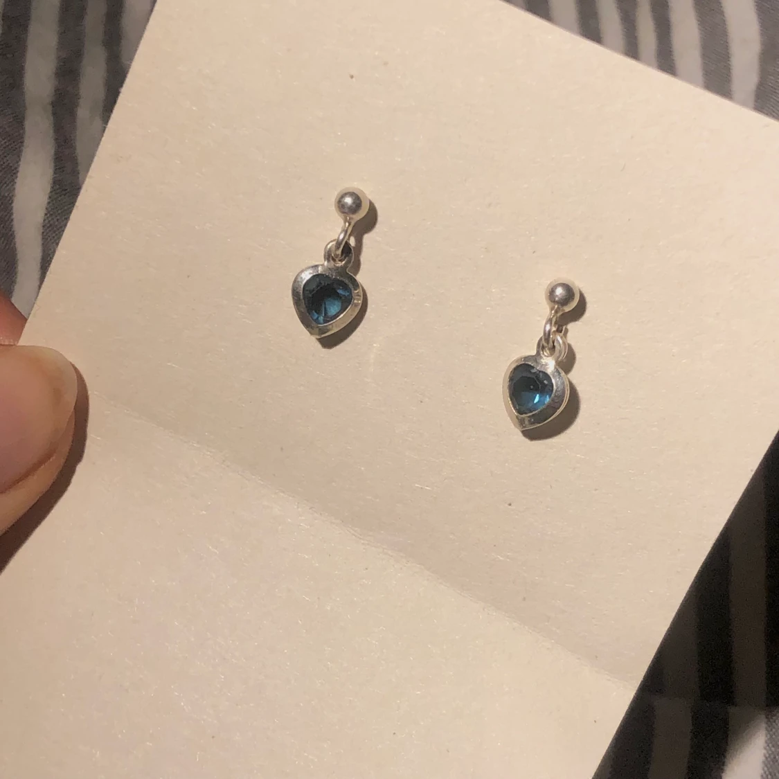 Mörk blåa hjärtan  örhängen - 90