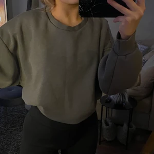 Grå sweater från gina - Denna tröjan är jätteskön och jättefin till att ha som ett basis plagg i garderoben.