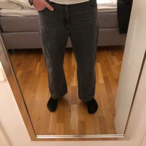 Säljer nu mina Skit snygga Monki Yoko jeans i den snygga gråa färgen, perfekt nu till vinter! Dem är storlek 36, funkar både för tjejer som killar. Knappt använda, 3-5 gånger kanske. Passar perfekt till om du vill ha ett par breda brallor som ligger snyggt över skorna! Köpta för 400 säljer nu för 200 eller högstbudande!🥰