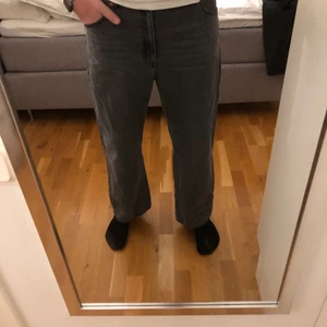 MONKI Yoko Washed black strl 36 - Säljer nu mina Skit snygga Monki Yoko jeans i den snygga gråa färgen, perfekt nu till vinter! Dem är storlek 36, funkar både för tjejer som killar. Knappt använda, 3-5 gånger kanske. Passar perfekt till om du vill ha ett par breda brallor som ligger snyggt över skorna! Köpta för 400 säljer nu för 200 eller högstbudande!🥰