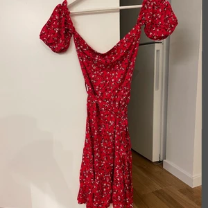 Sommarklänning  - Använd en gång! Har två stycken, en i storlek 36 (använd en gång) och en helt oanvänd i storlek 38