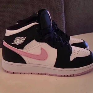 Jordan 1 - Då tidigare köpare slutat svara mig lägger jag nu upp dessa på nytt! Tänkte nu sälja mina Jordans från Restocks då de ej kommer till användning längre. Skorna är köpta i februari för 2270kr, men sparsamt använda och i fint skick. Passar mig som vanligtvis har storlek 36!✨💕 KÖPARE STÅR FÖR FRAKT!