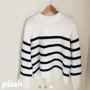 Randig stickad tröja från hm - Slutsåld tröja från hm, bra skick, super fin passar till allt och många storlekar. Perfekt nu till vintern, högsta budet ligger på 240kr