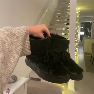 Inuikii skor med päls - Säljer nu mina svarta inuikii skor med päls, köpta förra hösten, pris 1300kr. Bra skick!💓 Skorna är i storlek 39 och passar mig som har 38/39 i skor. Nypris 4099kr!