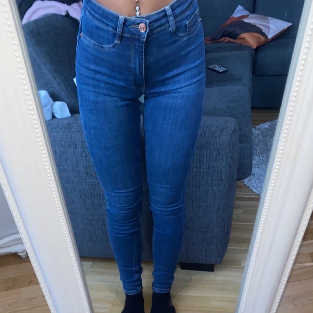 Blå Molly jeans från Gina tricot i storlek xs. Jeans & Byxor.