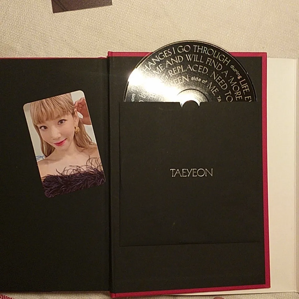 Taeyon album, jättefint skick! Säljer då jag inte är lika i intresserad av kpop längre. Pc finns på tredje bilden                                                                     Även fint som inredning. Övrigt.