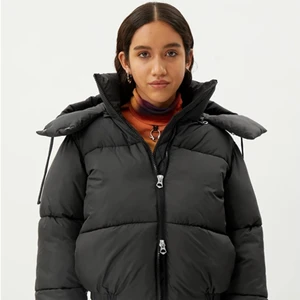 Helt ny Svart Puffer jacka  - Hej! Säljer denna helt nya, aldrig använda svarta Puffer jackan från Weekday (med lappen kvar). Köpt för 700kr men säljer för endast 400kr! Eftersom jag nyss köpt en ny liknande jacka och denna inte kommer användas. Luvan är avtagbar, Storlek M, Frakten är spårbar ❤️ Skriv för fler bilder eller frågor 🥰