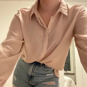 Ljusrosa skjorta  - Superfin business-casual skjorta/blus i ljusrosa färg! Perfekt när man vill se lite extra professionell ut! 💕