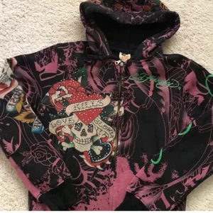 Ed Hardy zipup  - Säljer min tvärfeta Ed Hardy tröja enbart då jag behöver pengar, önskar verkligen att ja kunde spara den😫. Den har ett så jäkla snyggt mönster och tryck och har nästan alla rhinestones kvar. I superfint skick! Har inga synliga defekter❤️ Den är i st M men sitter som en S. Buda med minst 10kr, om man budar så står man för sina bud å om man vinner så måste man köpa❤️💘🥰
