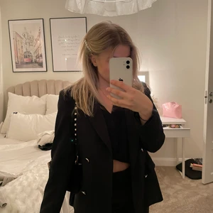 Blazer från boohoo - Säljer min fina blazer från boohoo då den ej kommer till användning längre. Den har gulddetaljer.  Dessvärre har den defekter inne i jackan men inget man ser eller som påverkas passformen   Den är i storlek 34, passar mer till vår /sommar. Nypris: 399kr. 