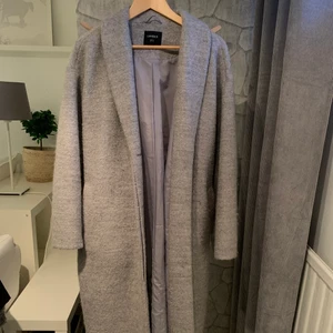 ullkappa från Lindex  - Ljusgrå i strl M. Lite boxigare modell med breda ärmar. Vadlång på mig (174) och har två djupa fickor. Ord pris:999kr Skitsnygg men kommer tyvärr inte till användning. Perfekt julklapp! Frakt tillkommer! 💖 hör av er vid funderingar