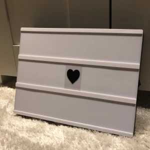 Ljusbox - Ljusbox med siffror, bokstäver och tecken. Från Clas Ohlson och är i fint skick. 30 cm lång och är 20 cm bred.