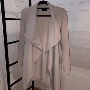 Kappa - Superfin kappa som numera bara har blivit hängande i garderoben. En tunnare modell i väldigt fint skick. Den är använd väl och även lagad i ena fästet till snöret där bak. Pris kan diskuteras vid snabb affär, med rätt till att neka.