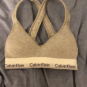 Calvin klein bh - Säljer min Calvin Klein bh då den är förliten för mig. Den har ett pyttelitet hål som ni kan se på bild 3. Hålet har funnits där sen den köptes. Köpte den dock ovetandes om hålet. Men hålet har alltså inte blivit större under tiden som den använts. Därav även priset på den! 💕