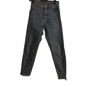 monki kimomo jeans - kimomo ”high relaxed” jeans köpta på monki, storlek 25. har några små fläckar från graffitifärg!