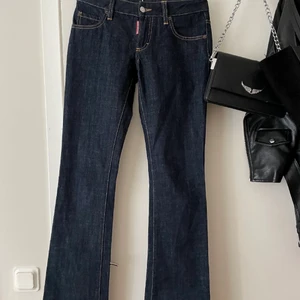 Lågmidjade jeans - Säljer mina lågmidjade bootcut jeans, köpte de nyss här på Plick. Men de var tyvärr för små. De är från dsquared. Bilderna är lånade från förra ägaren 💕
