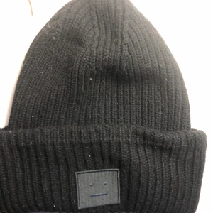 Acne mössa❤️ - Säljer denna äkta acne mössan som jag fick i julklapp förra året. Har inte använt den alls mycket och är i fint skick❤️❤️ Skriv gärna om ni har frågor 🥰