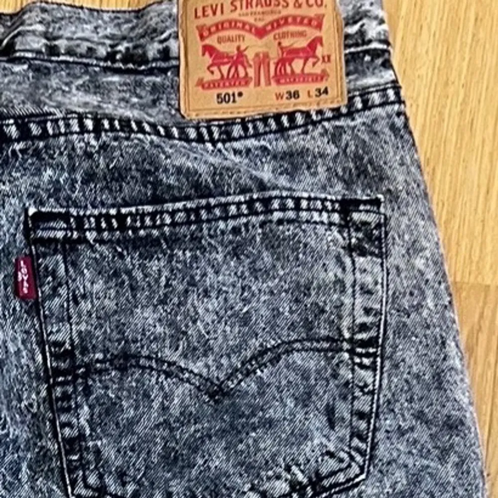 Levis ”acid wash” jeans Size: 36/34 fits 34 Mått i cm: midja 82cm/lår 52cm/fot 42cm Tag/märke: Levis . Jeans & Byxor.
