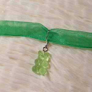 Grön Gummibjörn Choker  - En söt grön gummibjörn choker, perfekt nu till julen eller generellt! :)