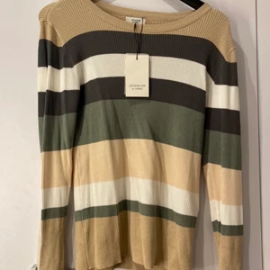 randig långärmad tröja - Jätte fin och söt tröja. Tröjan är ifrån Nelly fast märket Jacqueline de yong. tröjan har prislapp kvar och aldrig använd. Storlek M, men passar mig som har S bra, men har även strechigt material! pris kan diskuteras💓