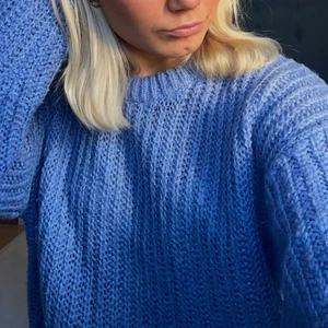 Stickad tröja  - Funderar på att sälja denna super fina blåa stickade tröjan som är i fint skick. Säljer endast vid bra bud💕 skriv ifall ni har frågor. Storlek S men passar även Xs-M