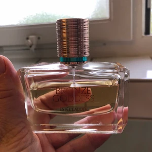 Este lauder Bronze godess parfym  - Ca 70 procent kvar ! Nypris 620 kr ! 180 kr !! 50 ml  ! Står för frakten 