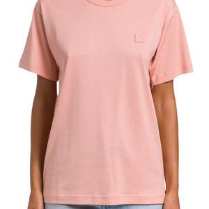 Säljer en rosa acne tröja i storlek XS. Använt sällan och är som ny!!! Köpt för 1500kr 