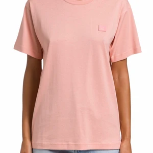 Acne studios T-shirt - Säljer en rosa acne tröja i storlek XS. Använt sällan och är som ny!!! Köpt för 1500kr 