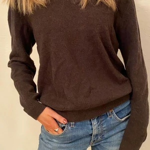 De Nouveau UF - @denouveauuf på instagram! Snygg brun finstickad från Filippa K⚡️ skynda och fynda!