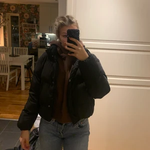 Svart vinterjacka  - Svart jacka från new yorker som jag nästan aldrig använt, väldigt varm o i nyskick. 