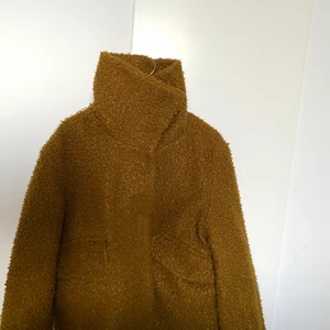 Jacka från weekday - Tjockare jacka från weekday förra året. Den har ett Teddy material på insidan, stora fickor och hög krage. Saknar däremot en knapp i mitten, men funkar bra ändå. Inte använd så mycket.