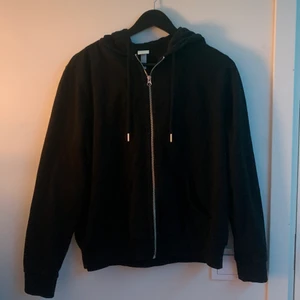 svart zip up hoodie - riktigt bra stick, passar sjukt fint :) 