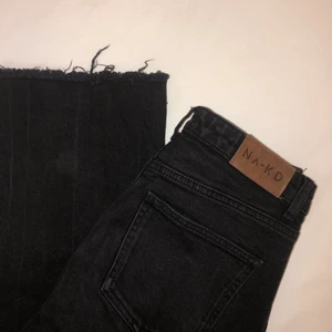 NAKD X MISSLISIBELL - Ett par svarta utsvängda jeans från misslisibells kollektion med NA-KD. Jeansen säljs inte längre på hemsidan. Jag säljer dessa då de tyvärr blivit för korta för mig som är 174. Passar nog någon runt 165-170. Jätte fina i passformen!! Skriv till mig privat för bilder hur de sitter på☺️