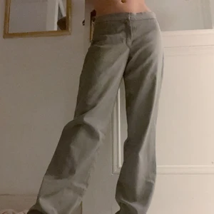Gråa lågmidjade byxor  - Supersnygga gråa byxor som jag köpte från humana, men de är tyvärr liiite stora på mig! Skulle säga att de är i storlek 34-36! Köpare står för frakt ☺️
