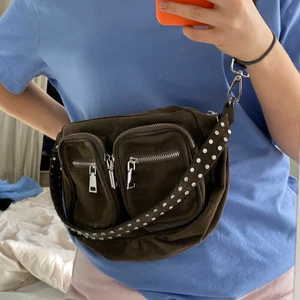 Cool noella väska  - 💫🧚🏼‍♀️ har lagt ut massor av fint så checka in min profil för mera saker 💫🧚🏼‍♀️ Fin grön väska i mocka. 💚 Många fickor och kan bäras på många olika sätt. Har ett längre sjusterbart axelband som är avtagbart. Går även att använda som baguettväska. 