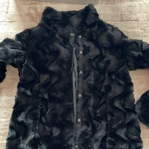 Pälsjacka Vero moda  - Köpt i oktober 2021.  