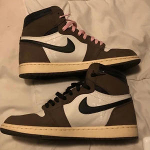 Air Jordan 1 Travis Scott high mocha. - Säljer nu mina Travis i 8-10 skick eftersom dom är använda på 2 fester. QR kod finns och dom är köpta från Goat.