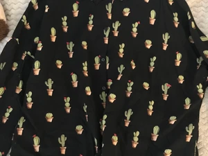Zara Kaktus skjorta  - En skjorta med kaktusar på! Så snygg och cool men använda inte längre! Bra skick! Det står att det är en storlek L, men jag skulle mer säga att den passar xs/s! Vid funderingar eller önskan av fler bilder är det bara att kontakta mig!💓💓